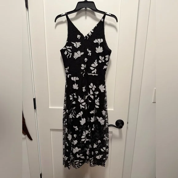Dress the Population Black and White Floral Lace Midi Dress - Picture 4 of 5